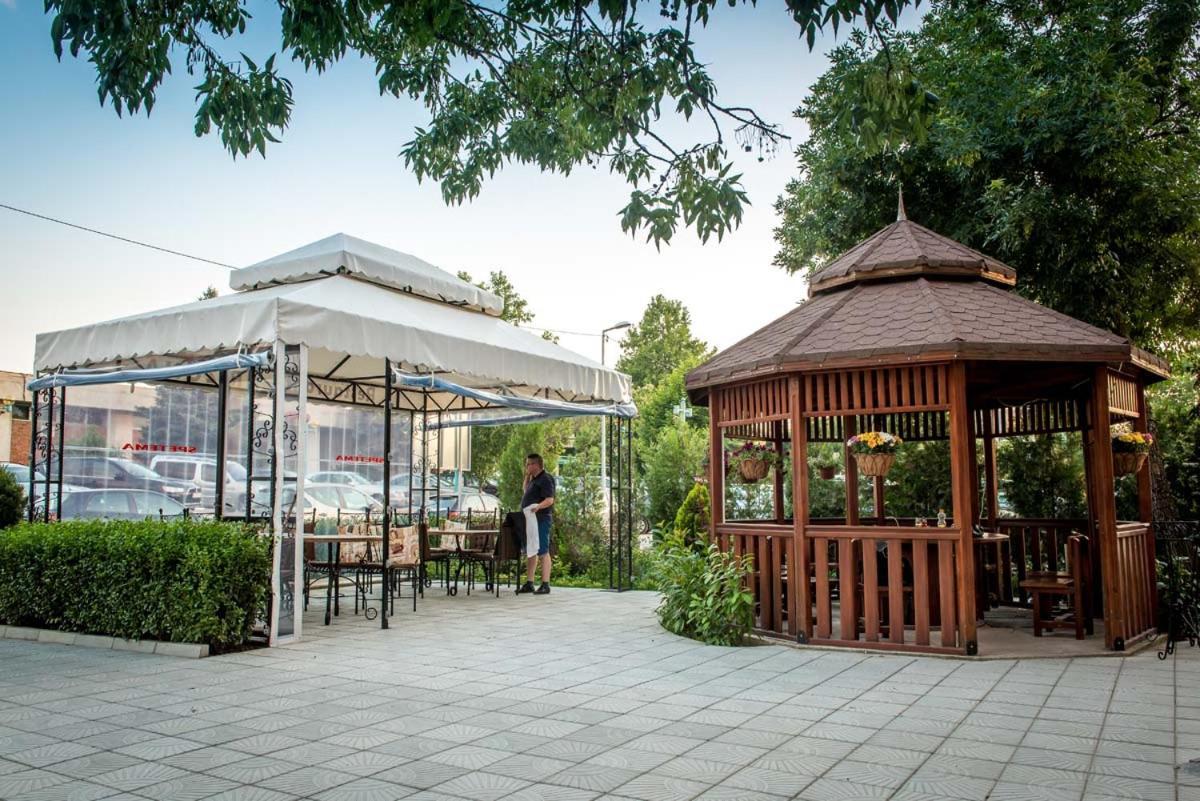 Семеен Хотел Аризона Pavel Banea Exterior foto